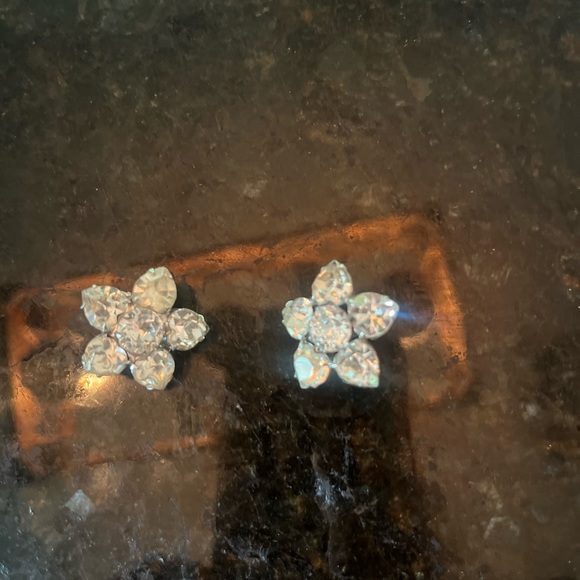 Vintage Weiss 1952 Rhinestone Flower Clip on Earrings - Picture 3 of 3